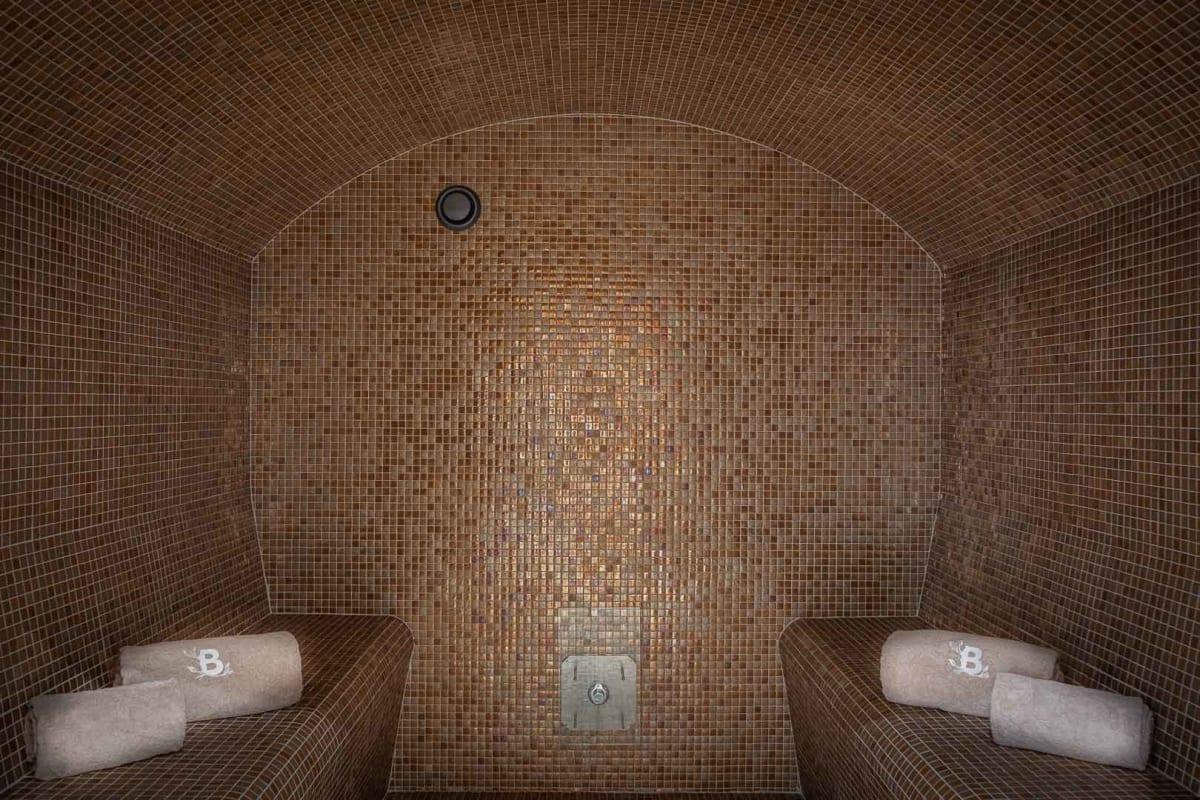 Hammam voûté en mosaïque du spa de l'Orangerie de La Borde en Sologne