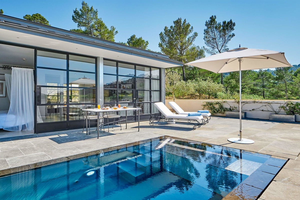 Piscine privée chauffée sur la terrasse d'une Villa Suite Piscine de Villa La Coste, avec transats et parasol