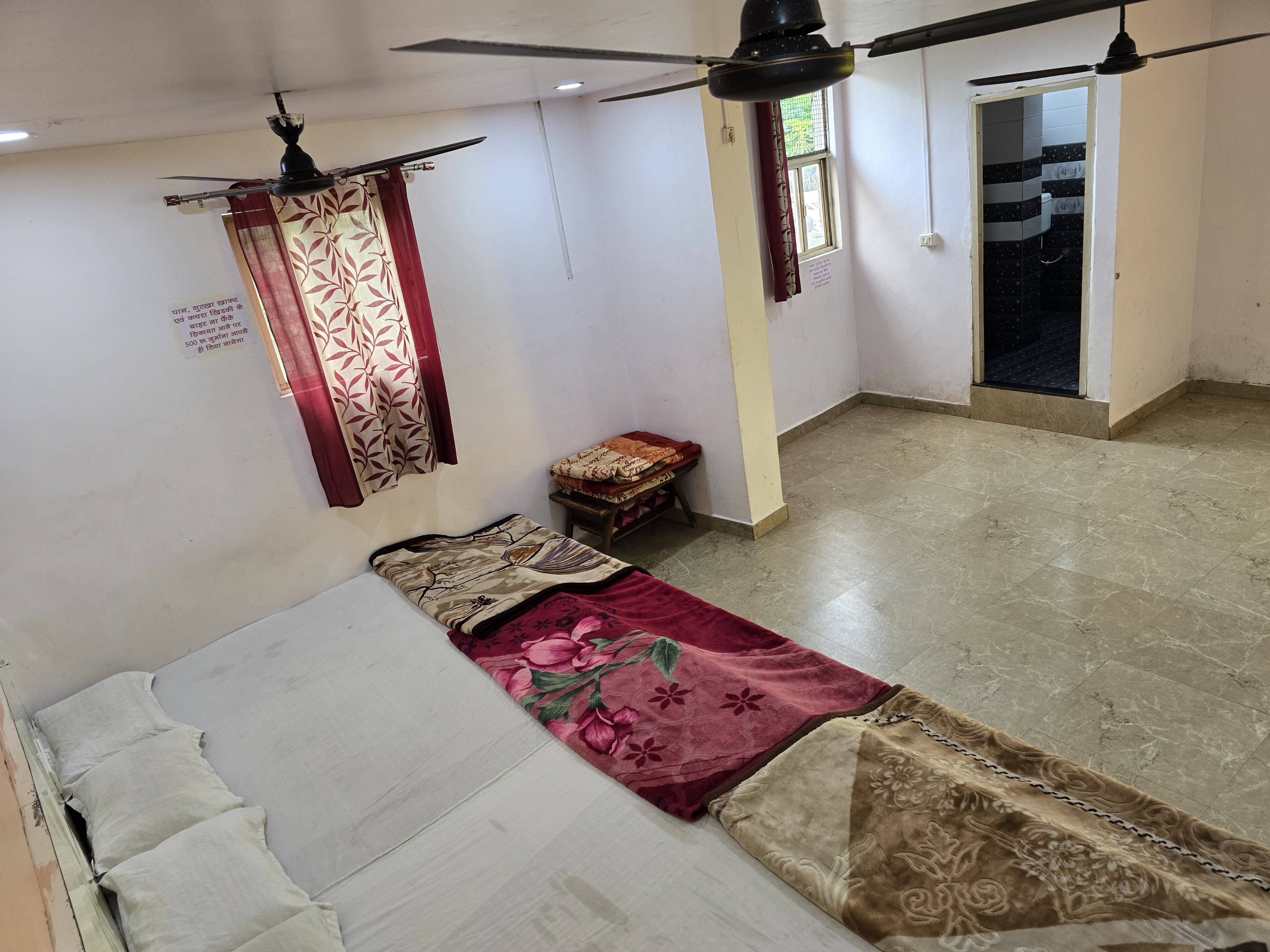 Spacious guest room with attached bathroom at Mahaveer Home Stay, Pachmarhi