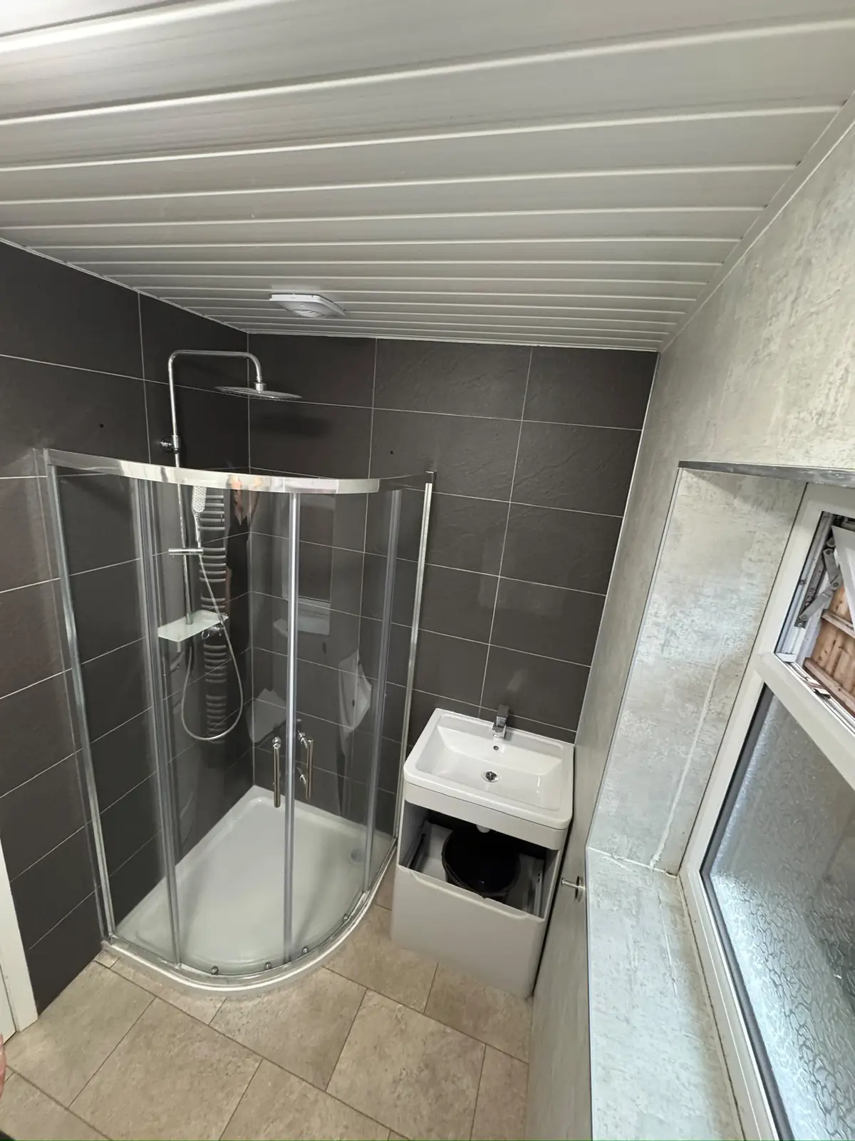 Quadrant shower enclosure with dark tile-effect panels
