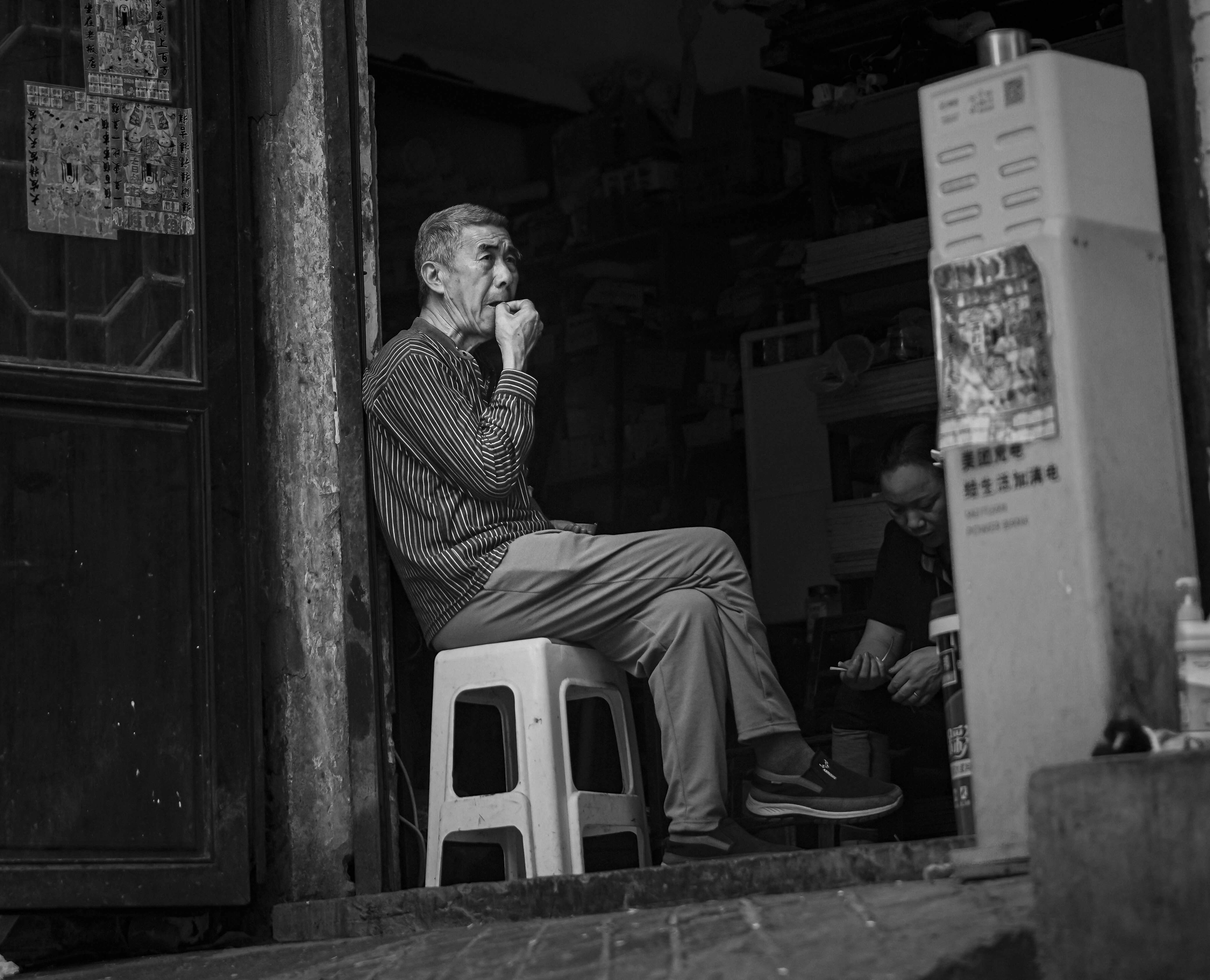 坐在门前的老人