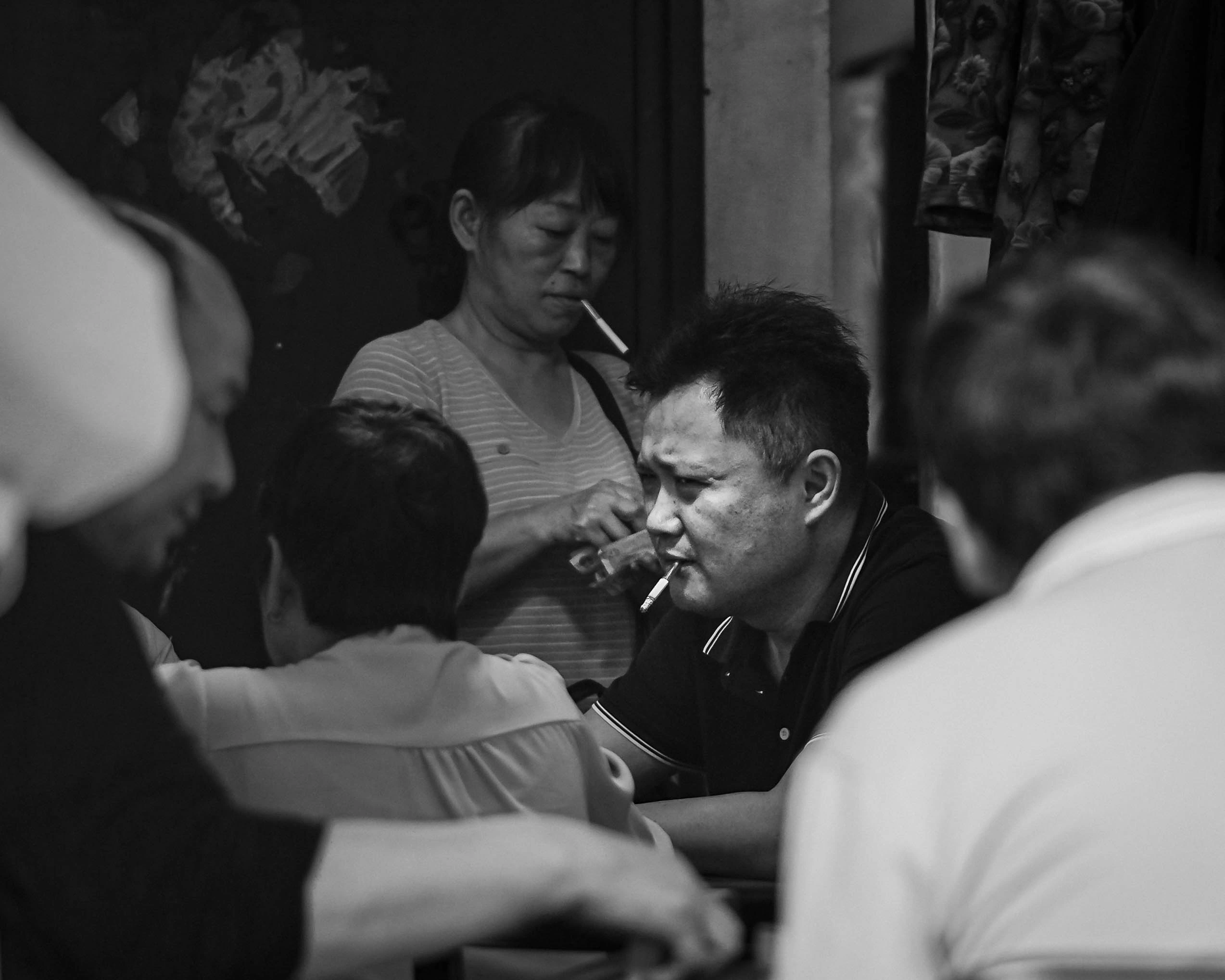 坐在门前的老人