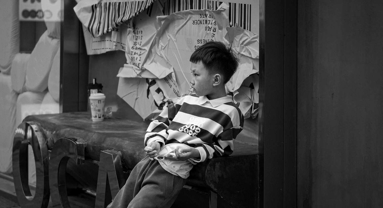 坐在椅子上的小孩