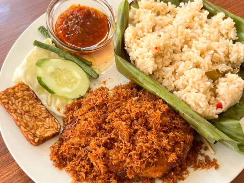 Nasi Liwet Ayam Goreng Serundeng: Menu Paling Dicari di Falya Risol Balikpapan