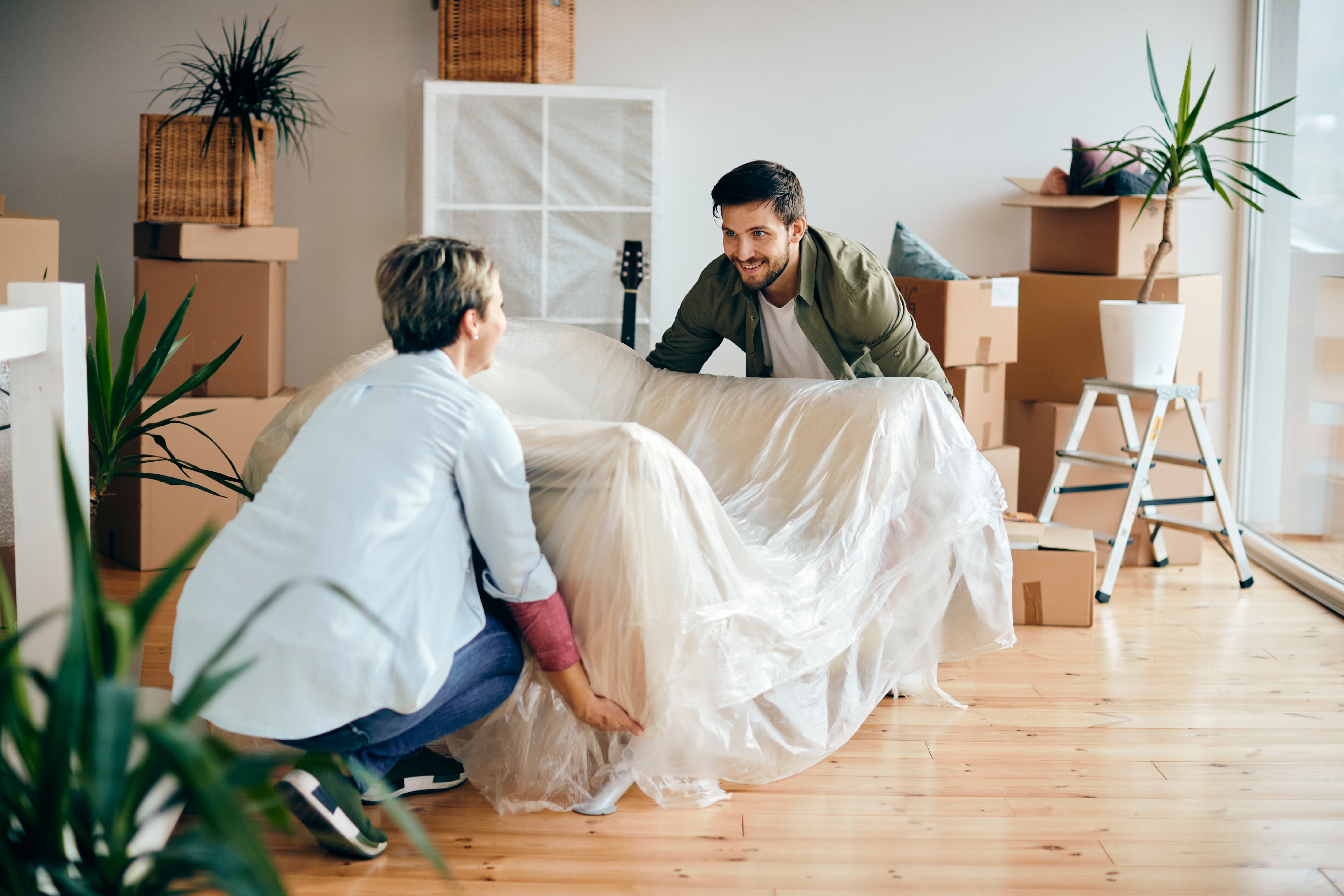 couple-moving-into-their-new_apartment