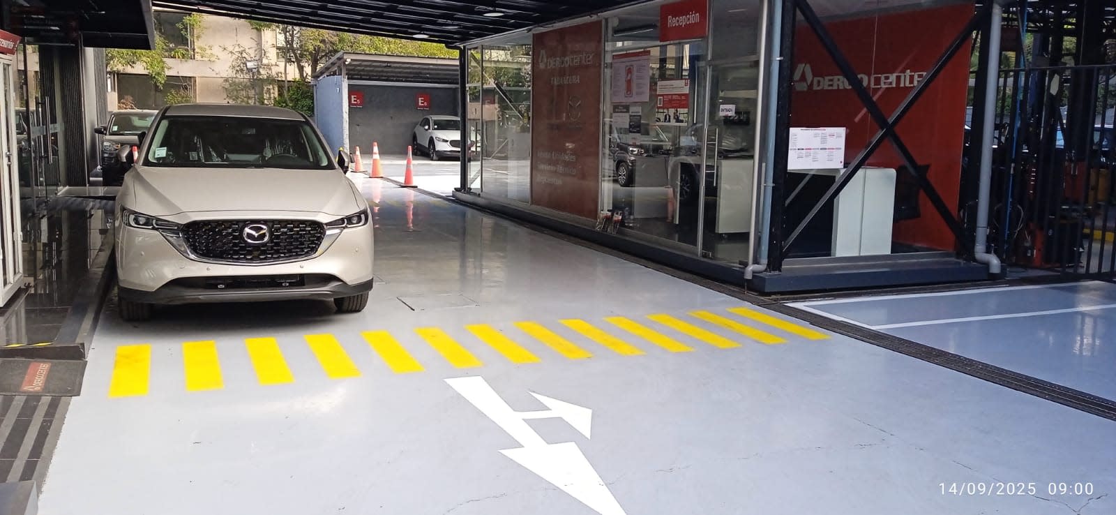 Piso epóxico con demarcación en DercoCenter Tabancura, Obra Deco Center