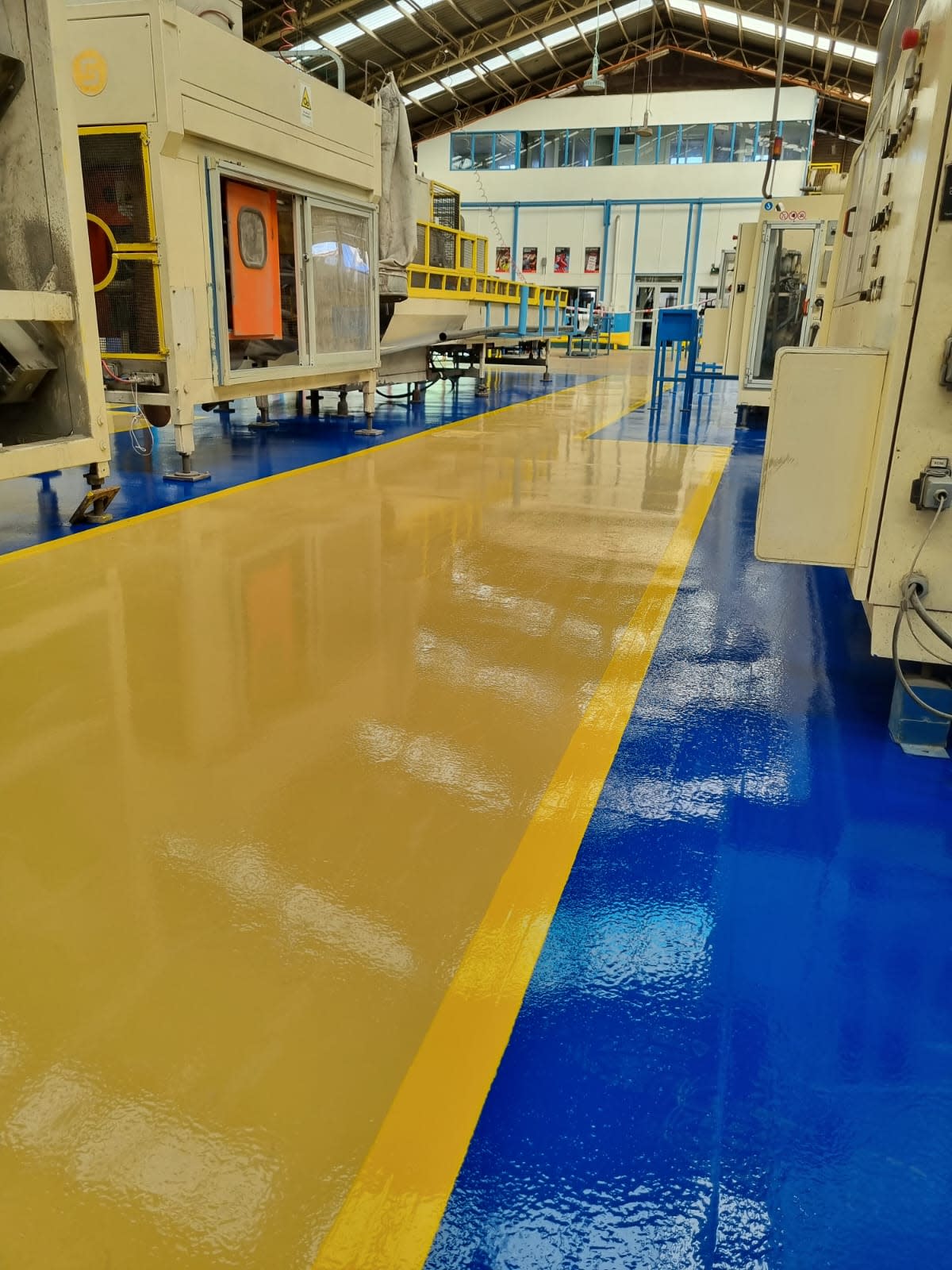 Sistema epóxico con zonificación azul y beige en industria de alimentos