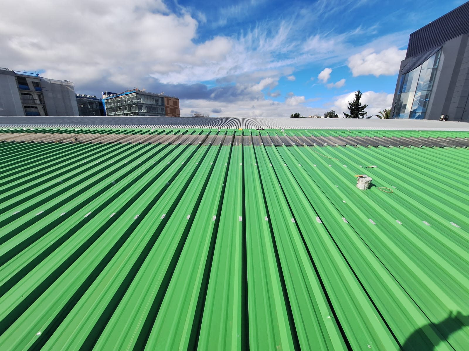 Impermeabilización de cubierta metálica verde en Universidad San Sebastián Campus Tres Pascualas
