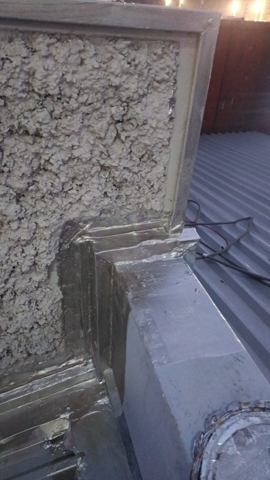 Sellado anticorrosivo en junta estructural en Universidad San Sebastián Campus Tres Pascualas