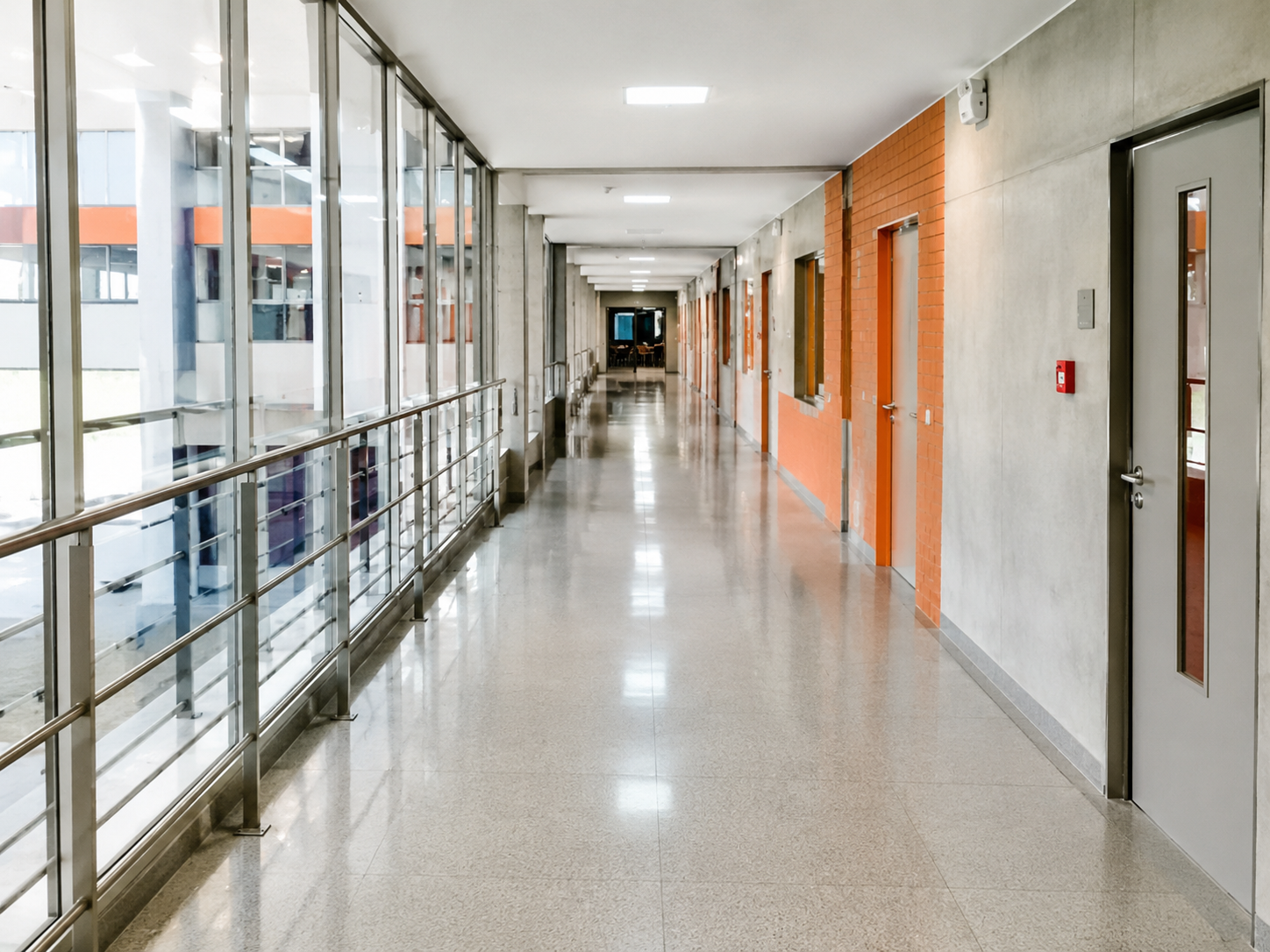 Pasillo institucional con piso industrial pulido en colegio o universidad