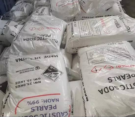 Caustic Soda Flakes /Pearls (98.5/99% min, Standard Packaging) in commercial industrial packaging