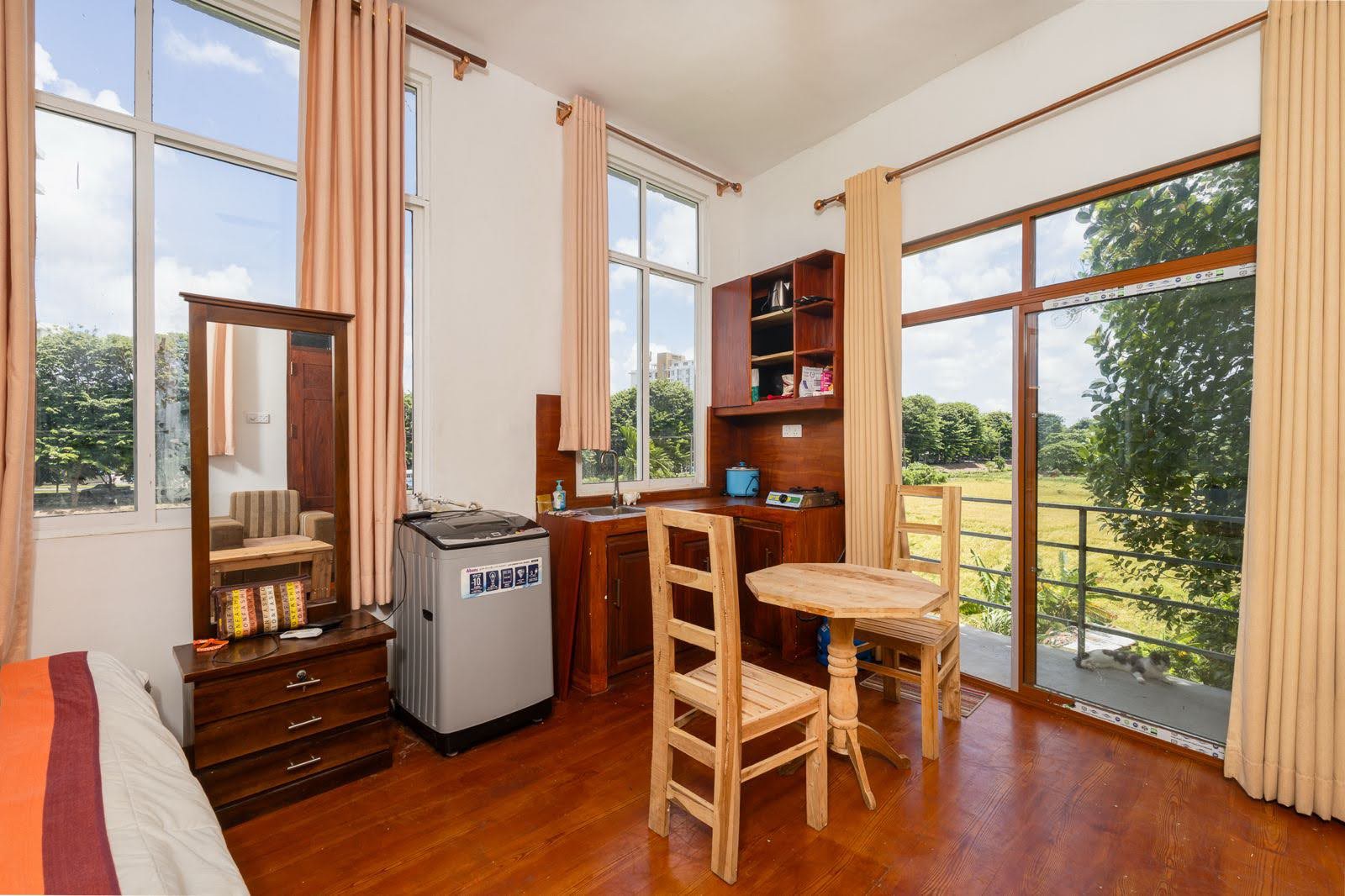 Apartment Dining & Balcony