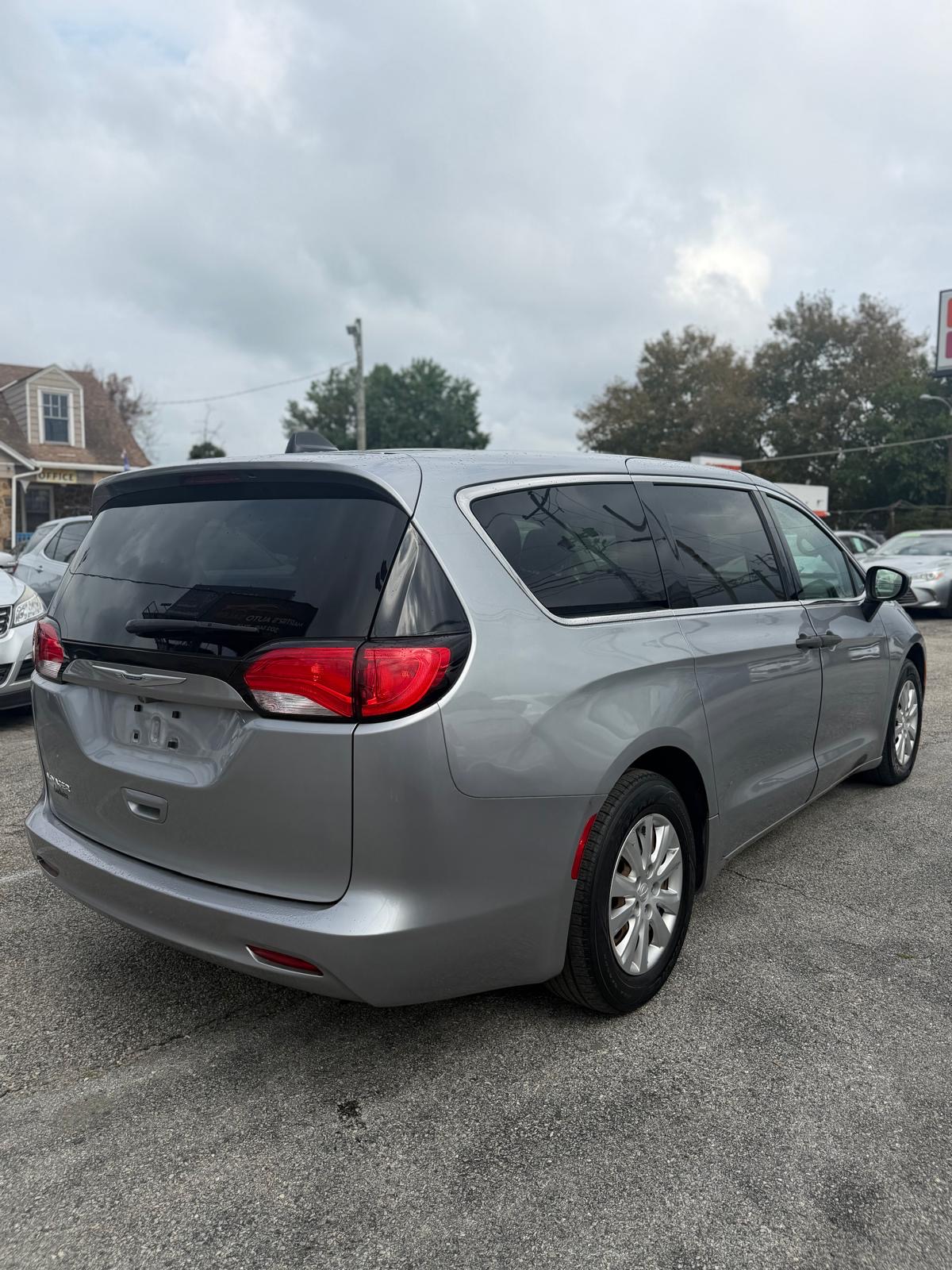 2020 Chrysler Voyager L - Photo 7