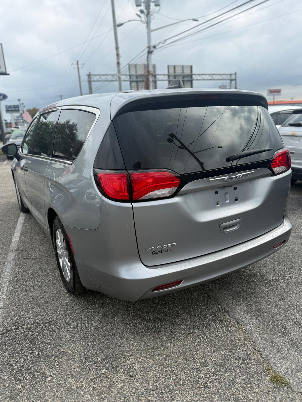 2020 Chrysler Voyager L - Photo 8