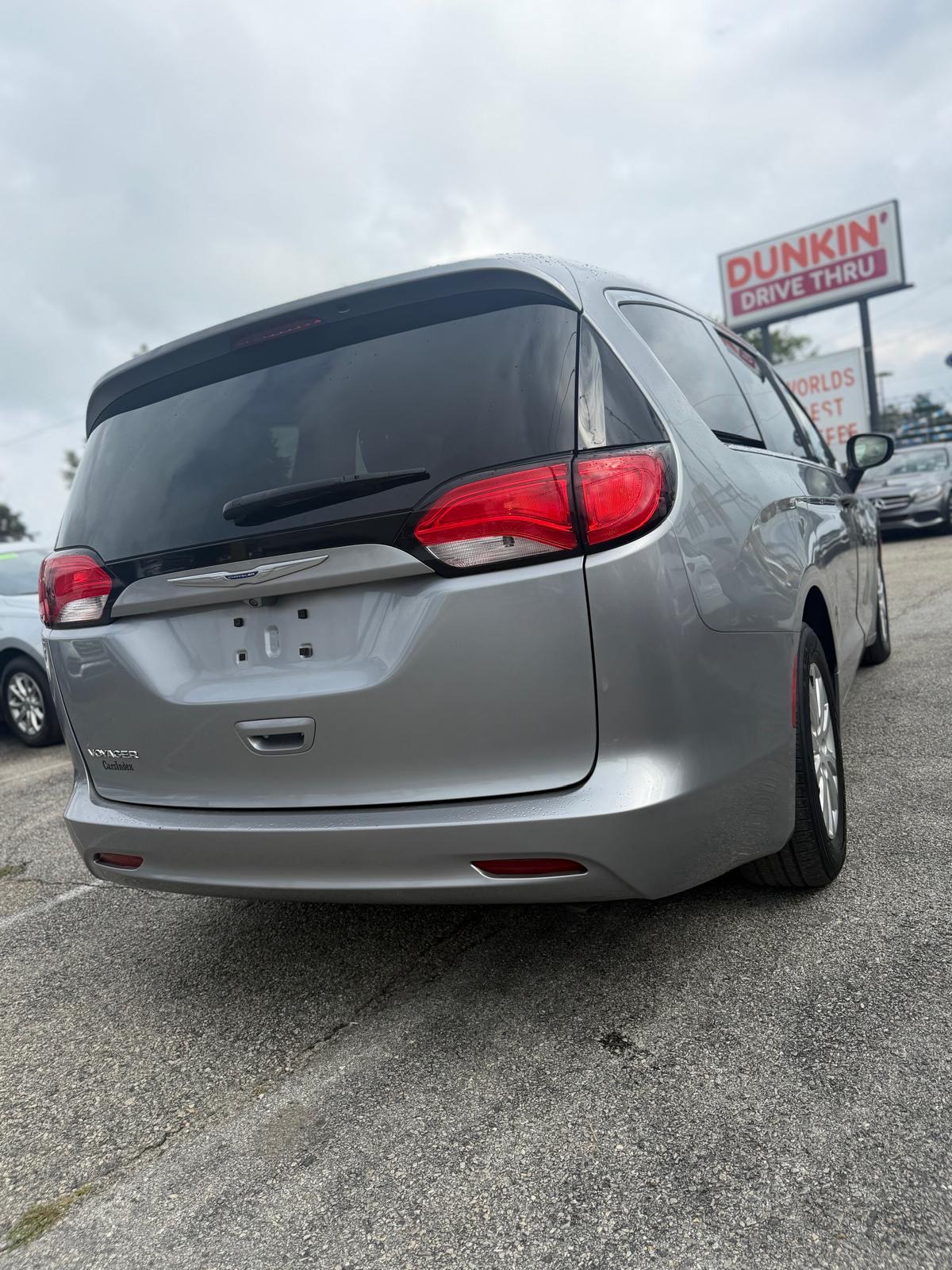 2020 Chrysler Voyager L - Photo 9