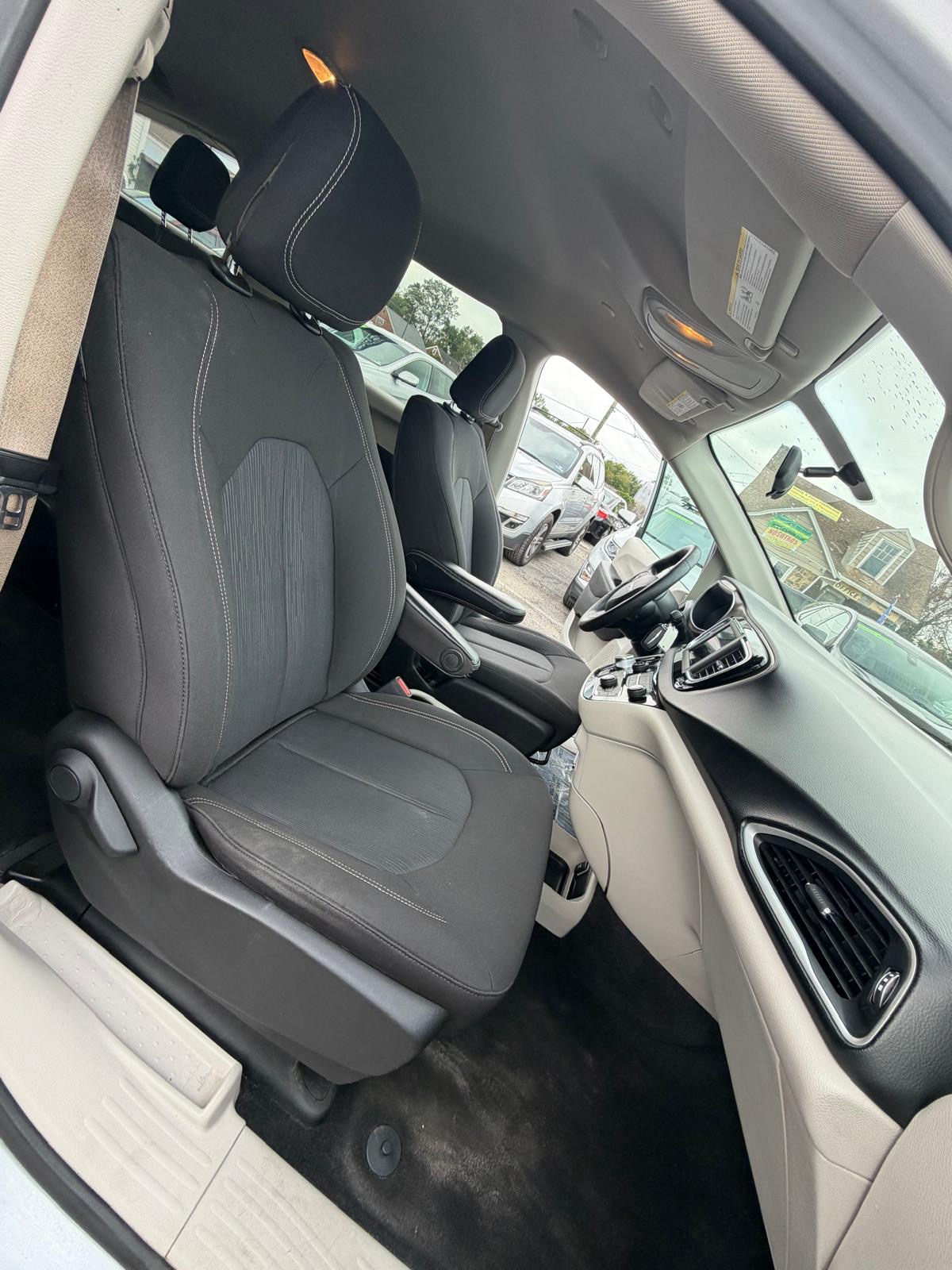 2020 Chrysler Voyager L - Photo 12