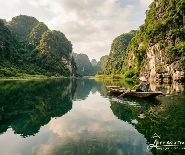 Barque entre les falaises de Trang An