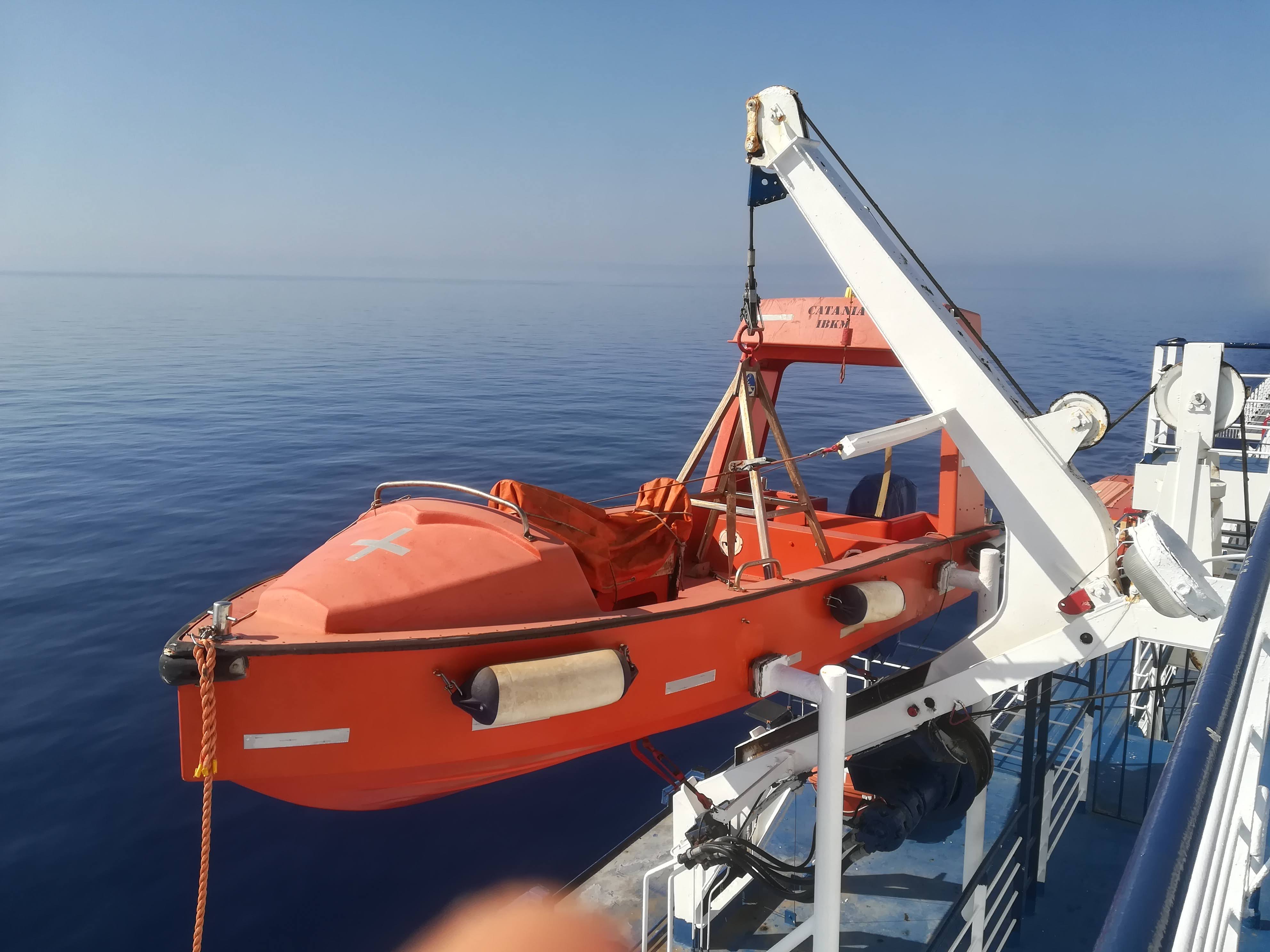 Une embarcation de sauvetage sur un bateau de croisière