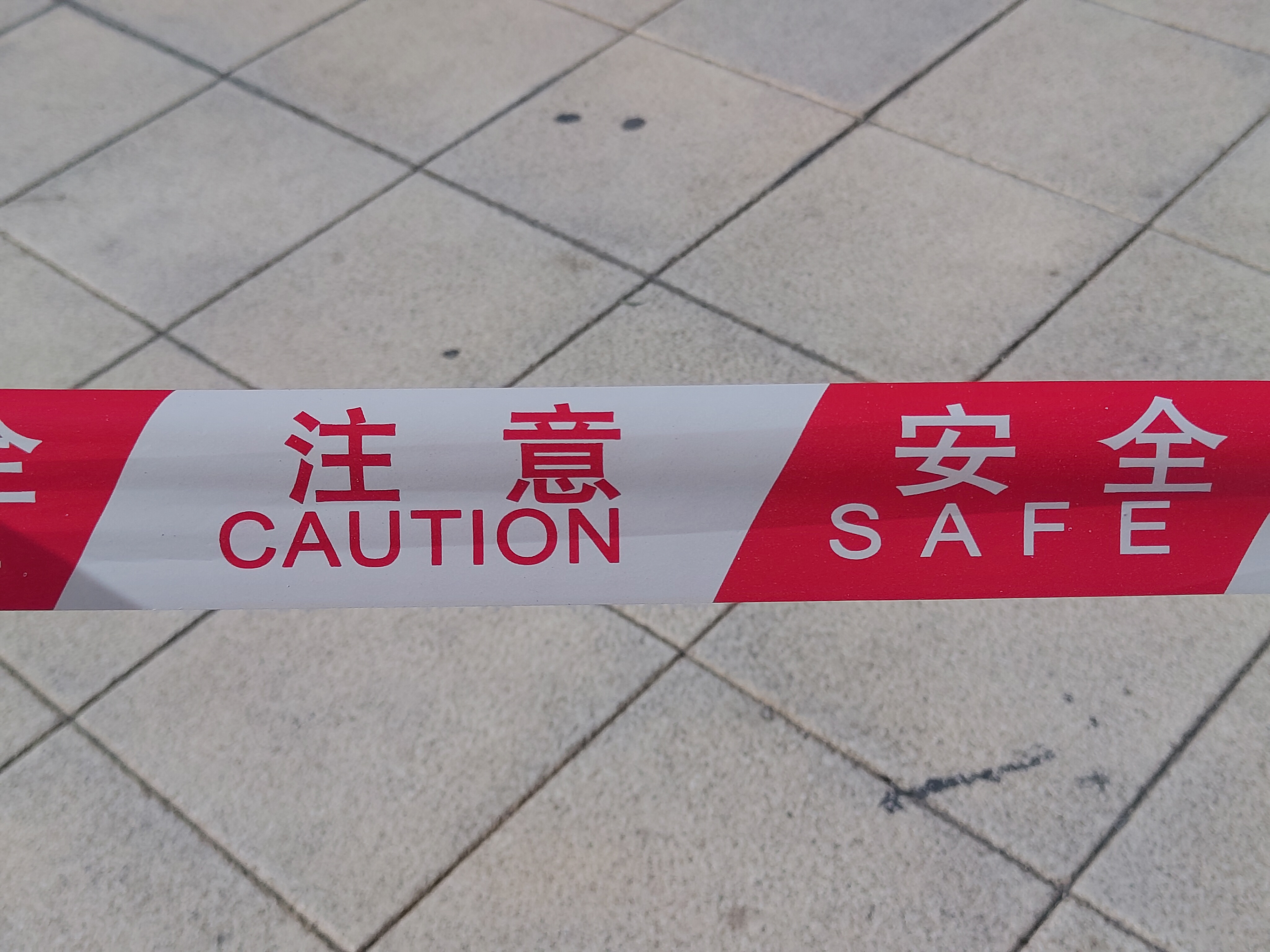 Bandeau de sécurité rouge et blanc en anglais et chinois