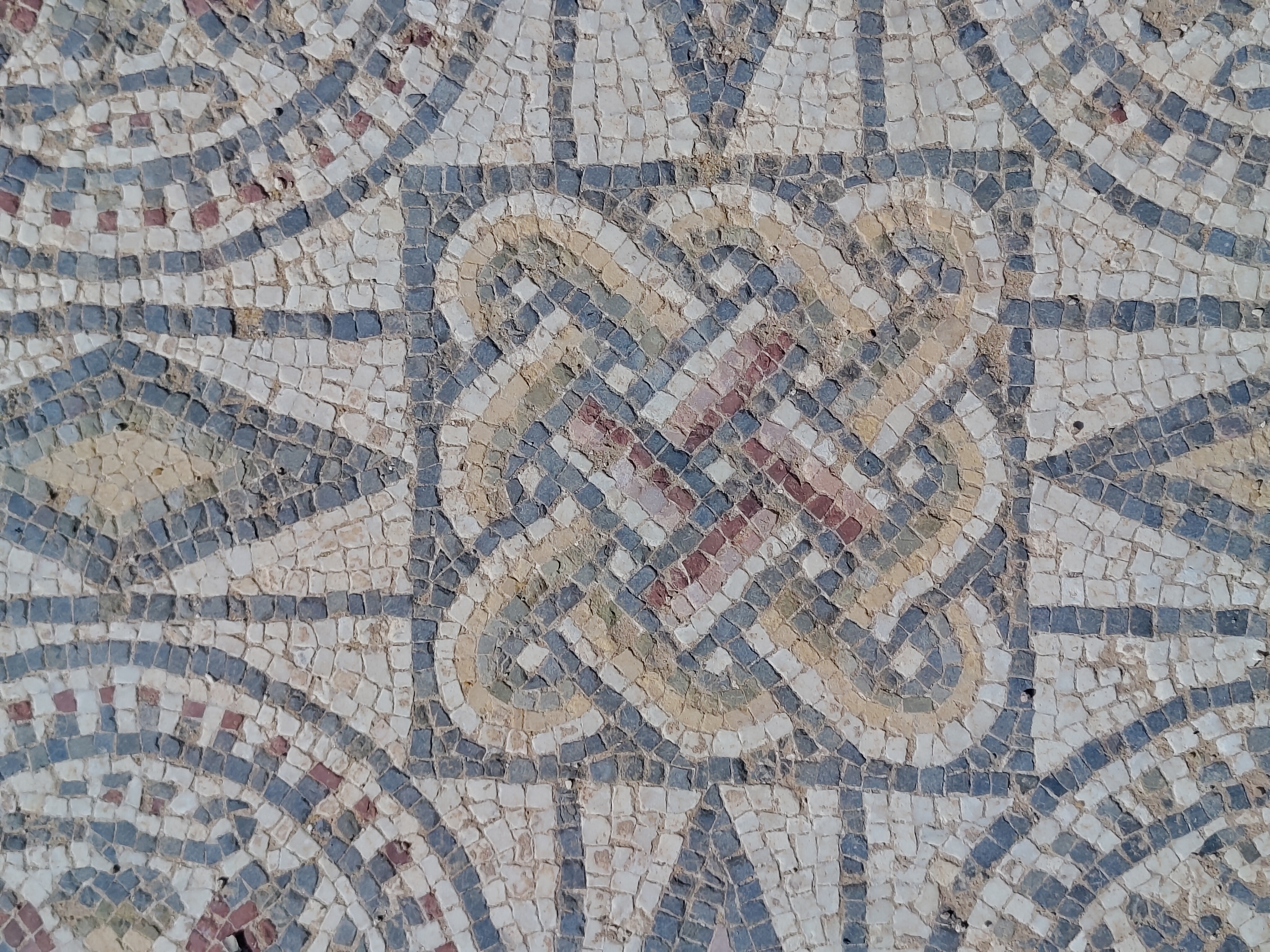 Une mosaïque romaine figurant une enchevêtrement de cordes 