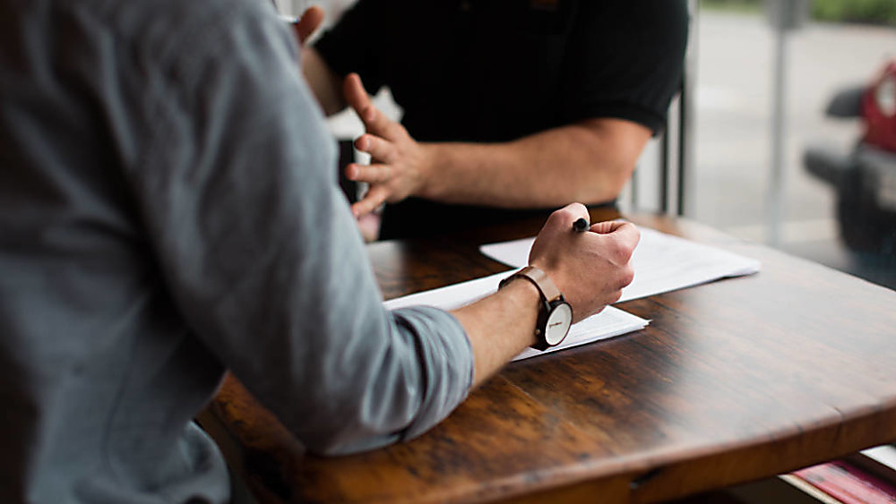 Des consultants web font une prise de besoin avec le client.
