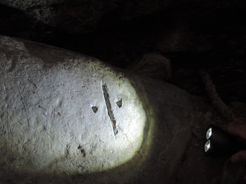 03b. Il limite catastale vigorosamente inciso sulla lastra di pietra ollare.