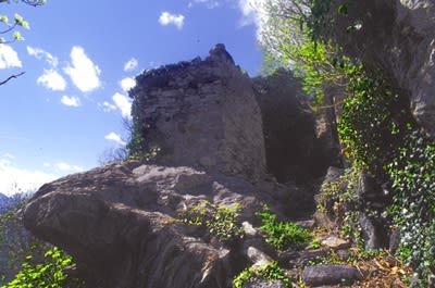 Entrando a Peragema: roccione del relitto eclogitico