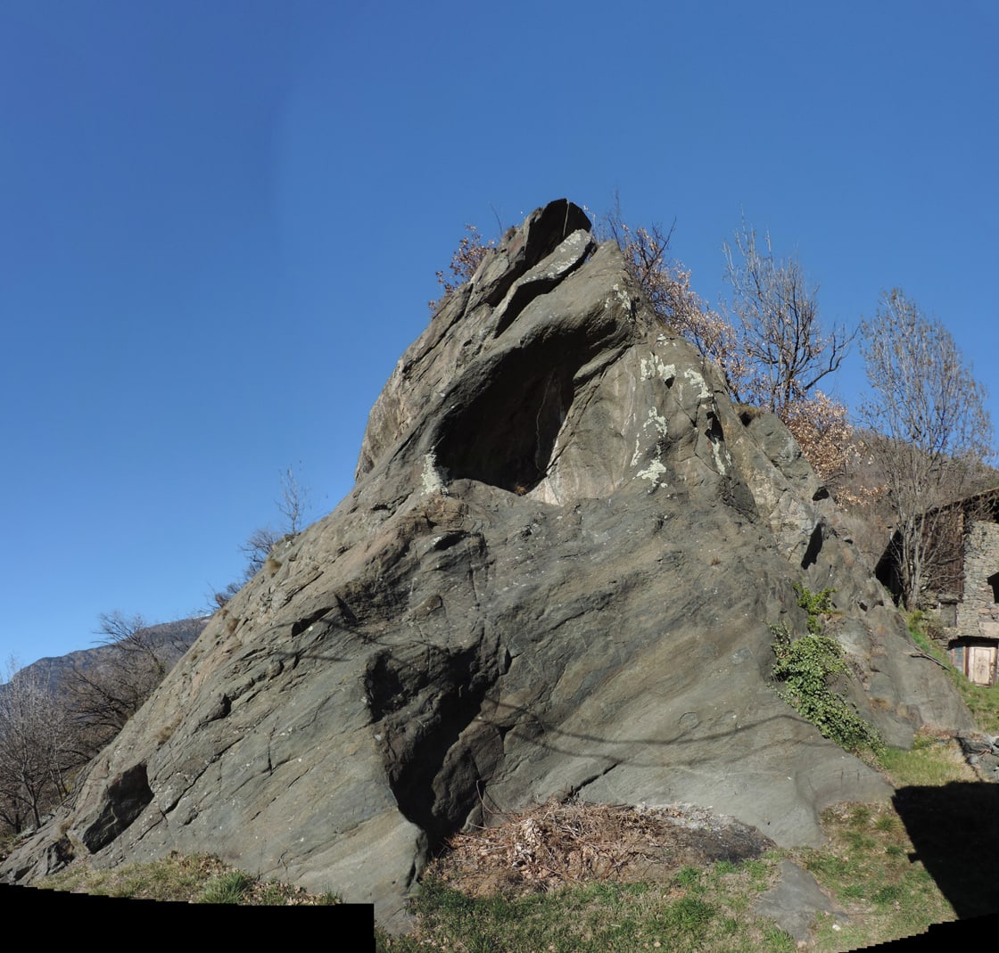 13. Marmitta sospesa sulla parete terminale del gran corpo di anfiboliti tra Saint-Vincent e Montjovet.