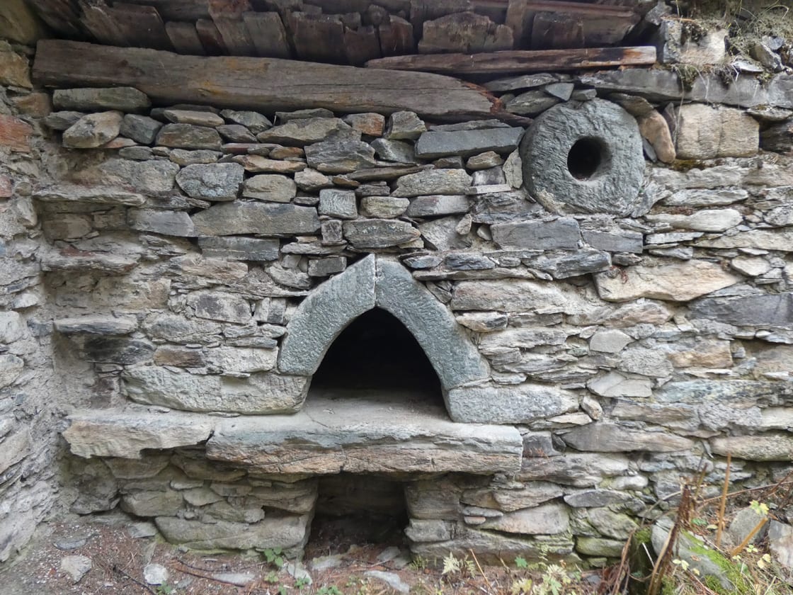 04a. Il forno di Fiéry con la sua bocca e il suo camino derivati da una macina da mulino in cloritoscisto granatifero.