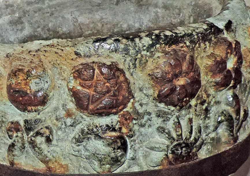 15. Cosa non si fa con la pietra ollare. Questo recipiente adattato ad acquasantiera rimescola i nostri archetipi nascosti.