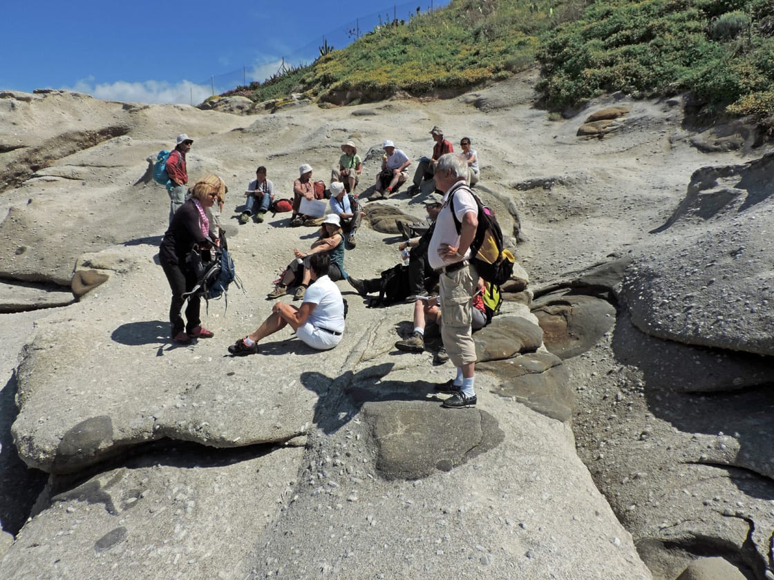 07a. Il granito di Sant'Andrea accoglie il gruppo di studio sulla geologia dell'Elba.