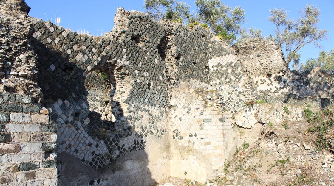 La Villa romana delle Grotte presso Portoferraio testimonia della capacità dei Romani ad utilizzare con ottimo risultato estetico una pietra tecnicamente scadente come la serpentinite, qui associata al marmo bianco.