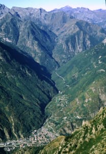 Hône ed il tratto terminale della valle dell’Ayasse. Le “Tre goye” sono all’apice del conoide su cui sorge il capoluogo; verso il centro della foto c’è Charvaz e Courtil è verso destra Hône ed il tratto terminale della valle dell’Ayasse. Le “Tre goye” sono all’apice del conoide su cui sorge il capoluogo; verso il centro della foto c’è Charvaz e Courtil è verso destra