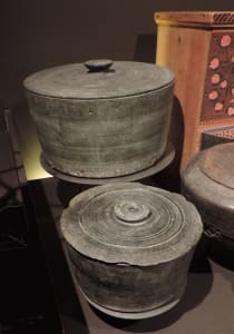 5. Recipienti completi in pietra ollare esposti al Museo dell’Artigianato Valdostano di Fénis (diametro cm 30 circa).