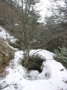 9. Il bel forno poco più a monte del primo. Anche questo presenta crolli dalla parte dell'alimentazione.