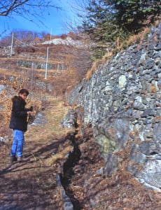 9.Muretto misto a serpentinite, con canaletta basale. Conci smussati da breve trasporto. Gaspard, Montjovet.