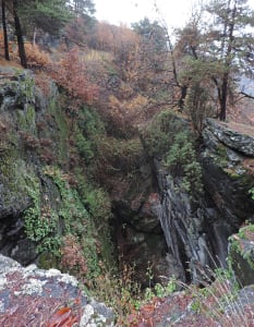 2.Grandioso trench con pareti rocciose complementari a specchio nel bosco di Tsampeil da Piana, tra Emarèse e Montjovet. Tracciato su anfibolite (metabasite oceanica) in ambiente di paleofrana.