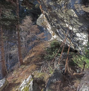 6-2. Il riparo sotto roccia, già occupato nel XVI secolo, è stato riutilizzato di recente dal Corpo Forestale.