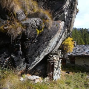 25 - La lisse paroi en surplomb de la Barmaz montre de grands boudins enchevetrés de serpentinite et de métabasite, provenant du grand fond océanique.