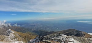 02. Dalla cima del Mombarone panorama sull'alta valle del torrente Viona e sulla pianura biellese. A destra la Serra e il lago di Viverone.