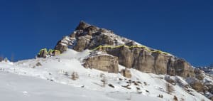 3-2. Al di sotto della linea gialla, le evaporiti triassiche formano la base della Becca d'Aran (Valtournenche), poi cominciano a perdere di spessore.