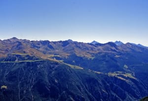Dal versante opposto della Valtournenche, la pila delle unità leggermente inclinate verso l'osservatore. Evidenziata la fascia triassica dalle Cime Bianche a La Magdeleine. Dal versante opposto della Valtournenche, la pila delle unità leggermente inclinate verso l'osservatore. Evidenziata la fascia triassica dalle Cime Bianche a La Magdeleine.