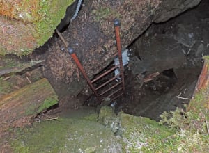 4.Borna da Ghiassa, trench con fondo ghiacciato in piena estate nel bosco del Baou di Bouque di Introd su calcescisti oceanici.