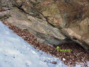 7. La piccola cava di alimentazione del forno in ottimo marmo. Vi è anche traccia di perforatore pneumatico.