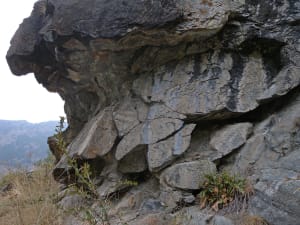 25. Coussins de lave (effusions sur fond océanique) en faciès éclogitique sur le sentier qui monte à Chamois.