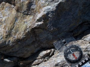 4. Les rayures indiquant le mouvement de la faille Raty en direction NE-SW. La serpentinite se recristallise sur les surfaces de frottement.