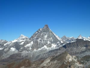 19 - La pyramide isolée du Cervin charriée sur la nappe océanique du Combin, ici représentée par le Fuerggen (a droite). Au grand plan les Cime Bianche.