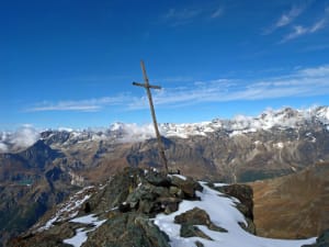 16 - Le sommet de la Roisetta, avec vue versl'ouest. La croix est plantée sur un petit affleurement de serpentinite.