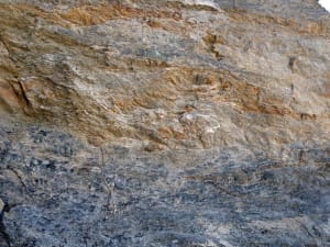 09 - Les quartzites micacées (en gris) s'effilochent au contact supérieur avec les calcaires des Cime Bianche.