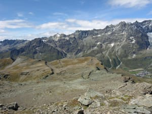 Inquietanti fratture solcano la piattaforma della Motte de Plété che sovrasta il grande dissesto ad est di Cervinia Inquietanti fratture solcano la piattaforma della Motte de Plété che sovrasta il grande dissesto ad est di Cervinia